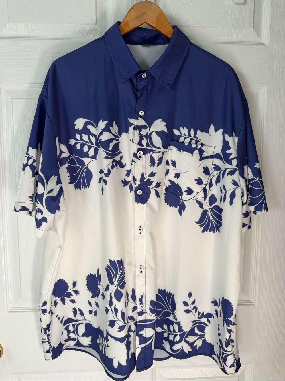 Casual Short-Sleeve Button-Down Shirt in Blue & White
